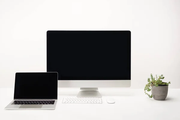Lieu de travail avec ordinateur de bureau et ordinateur portable avec espace de copie isolé sur blanc — Photo de stock