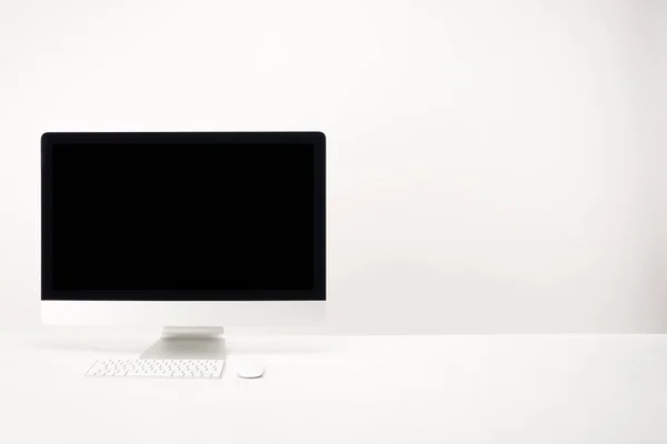 Posto di lavoro con computer desktop isolato su bianco con spazio di copia — Foto stock