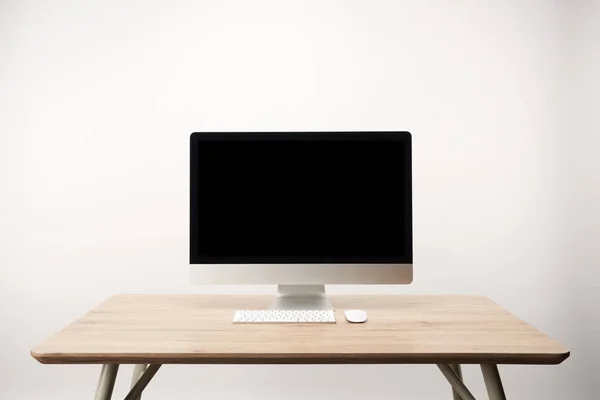 Local de trabalho com computador desktop em mesa de madeira isolada em branco com espaço de cópia — Fotografia de Stock