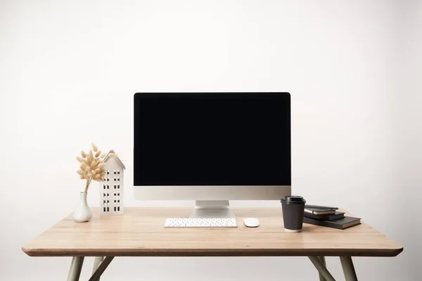 Lugar de trabajo con café para llevar, flores secas y computadora de escritorio con espacio de copia aislado en blanco — Stock Photo