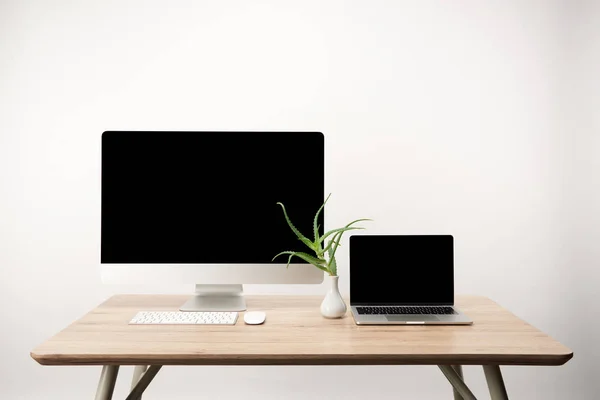 Local de trabalho com computador desktop e laptop com espaço de cópia na mesa de madeira isolada no branco — Fotografia de Stock