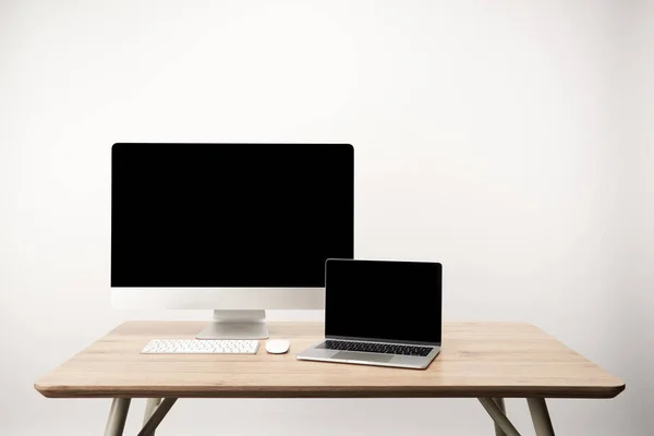 Local de trabalho com computador desktop e laptop com espaço de cópia na mesa de madeira isolada no branco — Fotografia de Stock