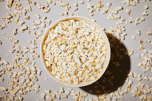 Vista dall'alto di gustosi popcorn in tazza di popcorn su sfondo bianco — Foto stock