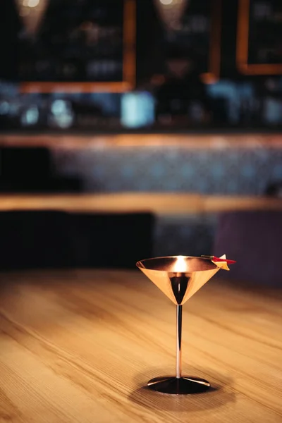 Cocktail alcolico in vetro metallico decorato con peperoncino e nacho chip su sfondo scuro con spazio copia — Foto stock