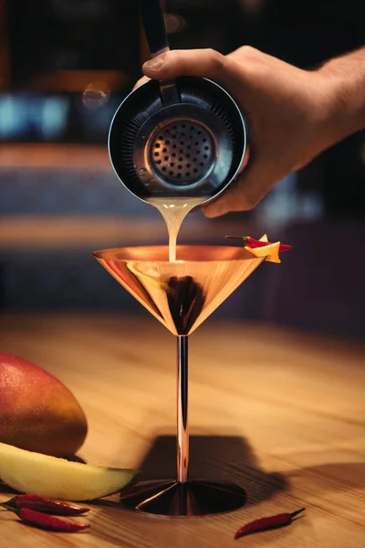 Focus selettivo del barista versando cocktail dallo shaker al setaccio in vetro metallico — Foto stock