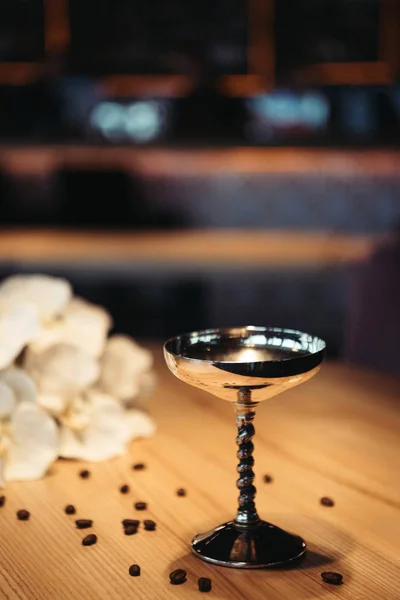 Cocktail alcolico in vetro metallico decorato con chicchi di caffè su tavolo di legno con sfondo scuro — Foto stock