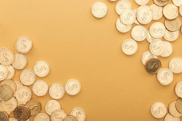 Vista superior de monedas de oro con signos de dólar aislados en naranja con espacio de copia, San Patricio concepto de día - foto de stock