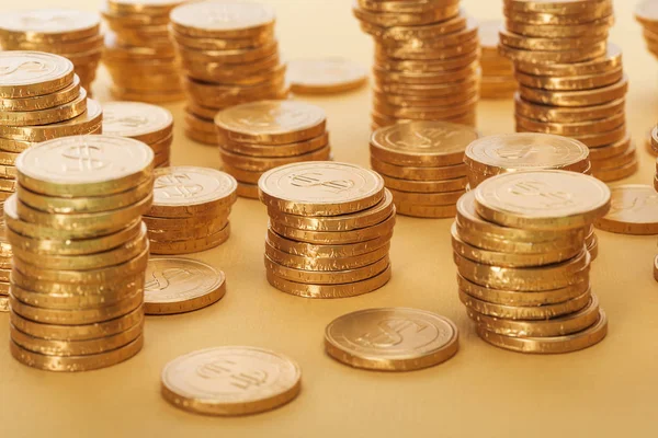 Pilas de monedas de oro con signos de dólar aislados en naranja, San Patricio concepto de día - foto de stock