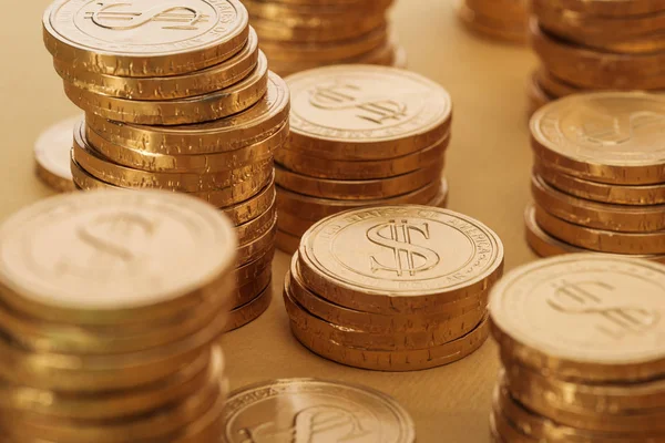 Gros plan de pièces d'or avec des signes de dollar isolé sur orange, concept st patrick jour — Photo de stock