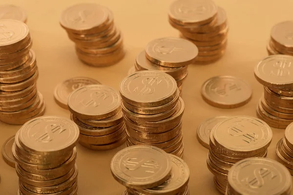 Monedas de oro de metal con signos de dólar aislados en naranja, San Patricio concepto de día - foto de stock