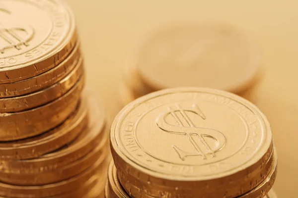 Nahaufnahme von goldglänzenden Münzen mit Dollarzeichen isoliert auf orangefarbenem, st patrick day Konzept — Stockfoto