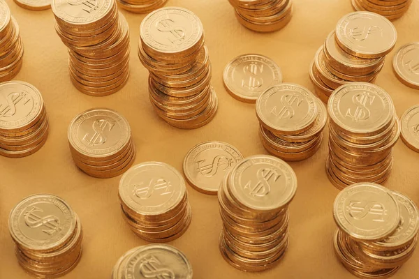 Золоті монети з доларовими знаками ізольовані на апельсині, концепція дня патруля — стокове фото