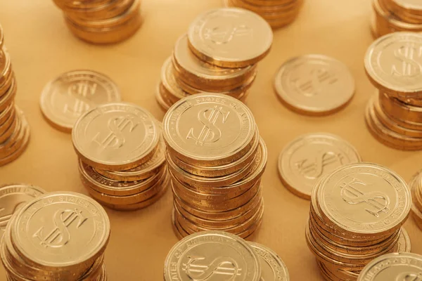 Monedas de oro con signos de dólar aislados en naranja, San Patricio concepto de día - foto de stock