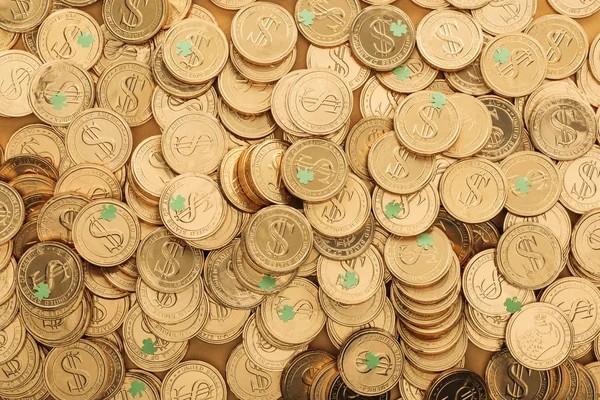 Vista superior de monedas de oro con signos de dólar y tréboles, San Patricio concepto de día - foto de stock