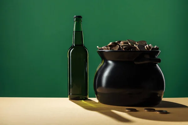 Garrafa de cerveja e pote preto com moedas de ouro isoladas no conceito de dia verde, st patrick — Fotografia de Stock