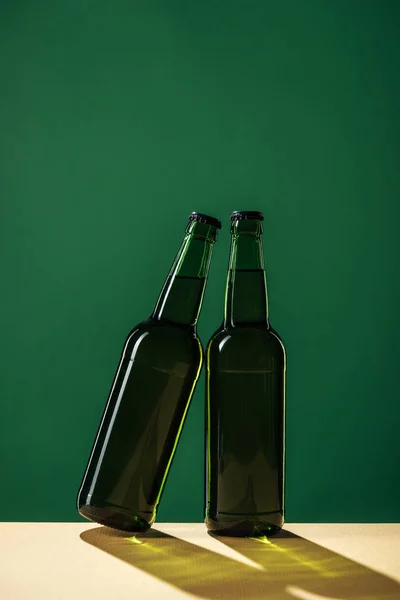Bouteilles de bière isolées sur vert, concept st patrick jour — Photo de stock