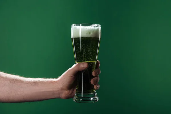 Vista ritagliata di uomo che tiene i bicchieri di birra con schiuma isolata sul verde, concetto di giorno di San Patrizio — Foto stock