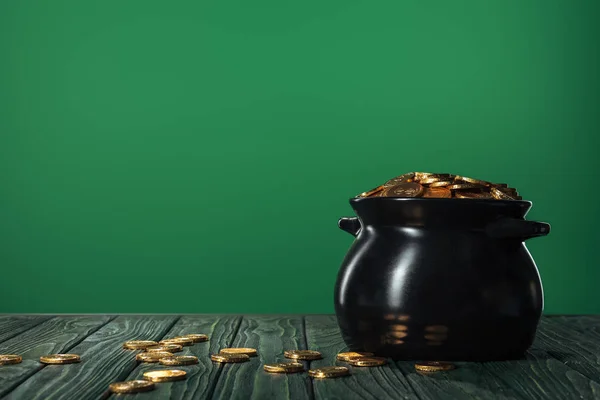 Goldmünzen im Topf isoliert auf grün mit Kopierraum, st patrick day concept — Stockfoto