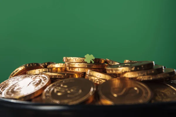 Monedas de oro brillante con trébol aislado en verde, San Patricio concepto de día - foto de stock