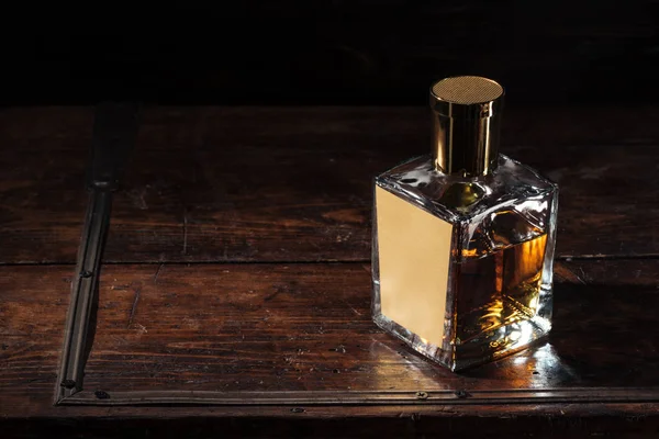 Пляшка розкішного алкоголю з порожньою етикеткою на коричневому дерев'яному столі — стокове фото