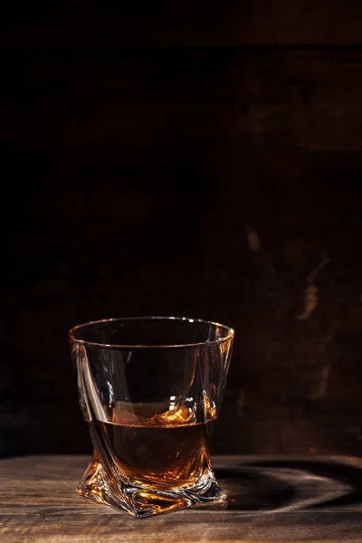 Vue rapprochée du whisky en verre et réflexion sur la table en bois — Stock Photo