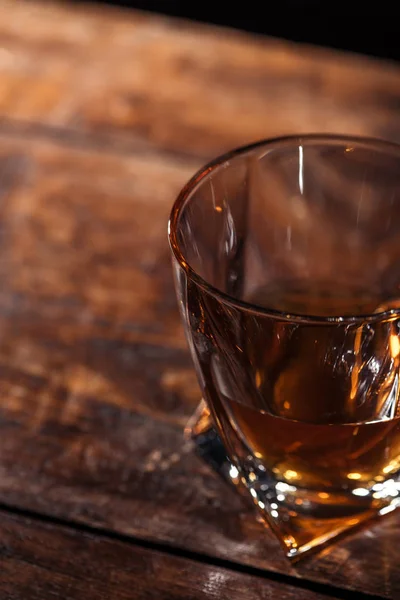 Vista de cerca del vaso de whisky de lujo en la mesa de madera - foto de stock