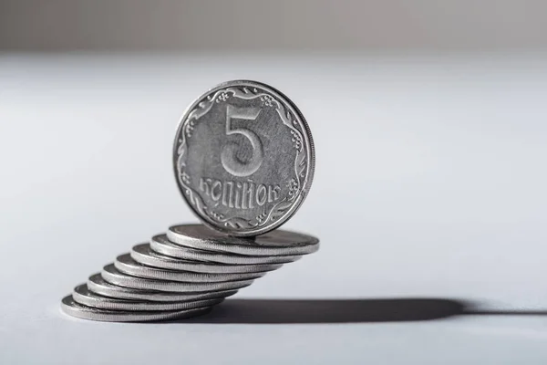 Moneda ucraniana en monedas pila con fondo borroso gris - foto de stock