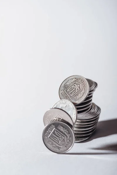 Pila arruinada de monedas ucranianas de plata sobre fondo gris - foto de stock