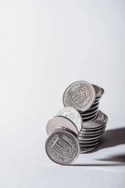 Pile ruinée de pièces ukrainiennes en argent sur fond gris — Photo de stock