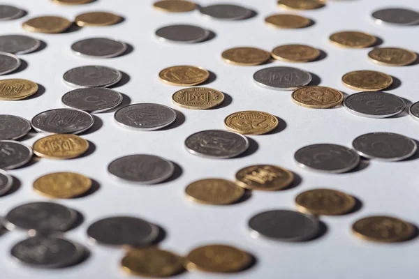 Enfoque selectivo de plata ucraniana y monedas de oro sobre fondo gris - foto de stock