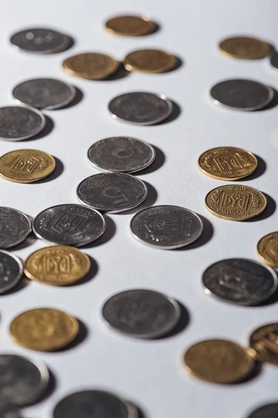Вибірковий фокус українських монет на сірий розмитість фону — Stock Photo