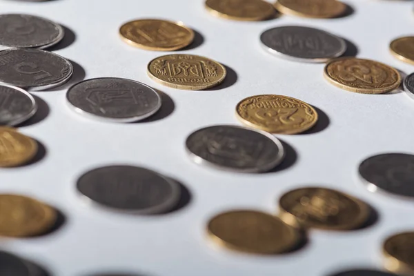 Selektiver Fokus der aufgelegten ukrainischen Münzen auf grauem Hintergrund — Stockfoto