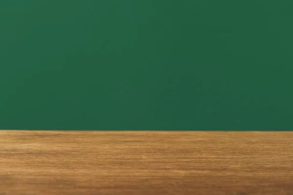 Leerer Holztisch auf grünem Hintergrund mit Kopierraum — Stockfoto
