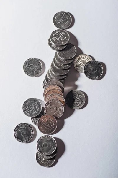 Vista superior de moedas de prata ucranianas em fundo cinza — Fotografia de Stock