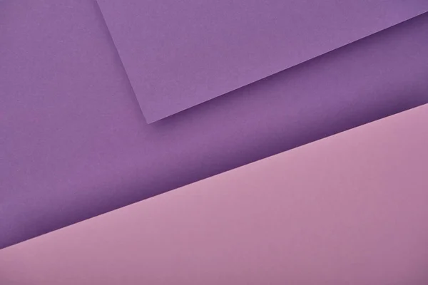 Вид сверху на фиолетовые выложенные листы бумаги с копировальным пространством — стоковое фото