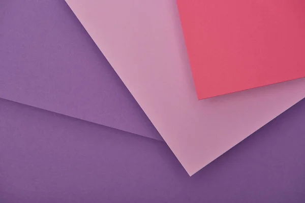 Vista superior de hojas de papel lila, violeta y rosa con espacio para copias - foto de stock