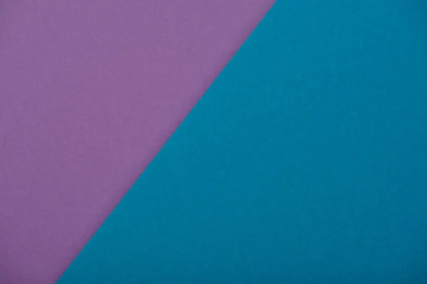 Верхний вид фиолетовых и синих листов бумаги с копировальным пространством — стоковое фото