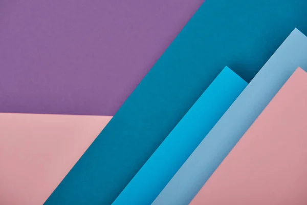 Vista dall'alto di fogli di carta blu, rosa e viola con spazio su carta — Foto stock