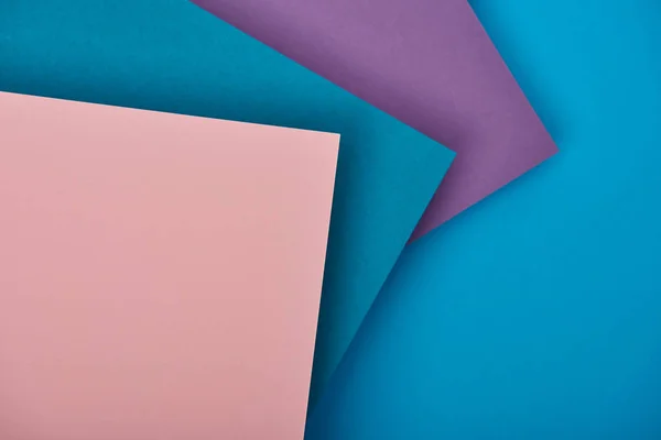 Vista superior de folhas de papel azul, roxo e rosa com espaço de cópia — Fotografia de Stock