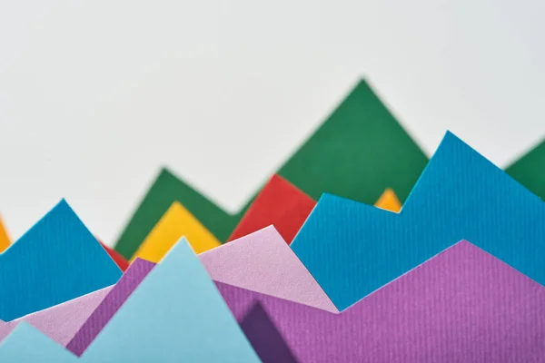 Foco seletivo de gráficos de papel multicoloridos com espaço de cópia no fundo branco — Fotografia de Stock