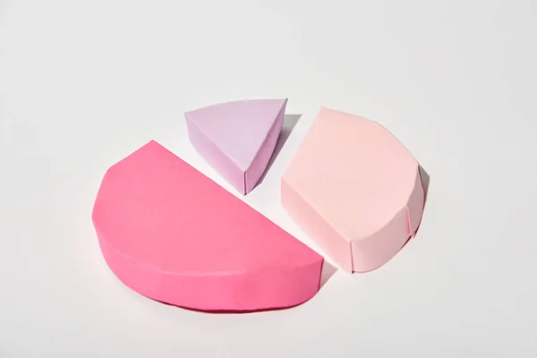 Gráfico figura de papel rosa de peças sobre fundo branco — Fotografia de Stock