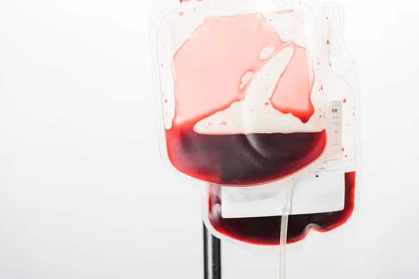 Gotas con sangre aislada en gris, concepto de donación de sangre - foto de stock