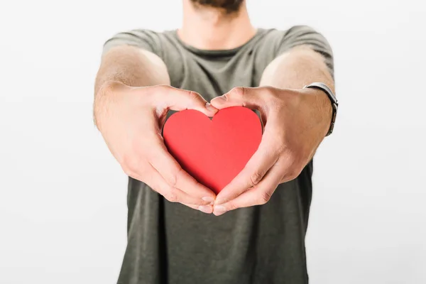 Vista cortada do homem em cinza t-shirt segurando coração de papel — Fotografia de Stock