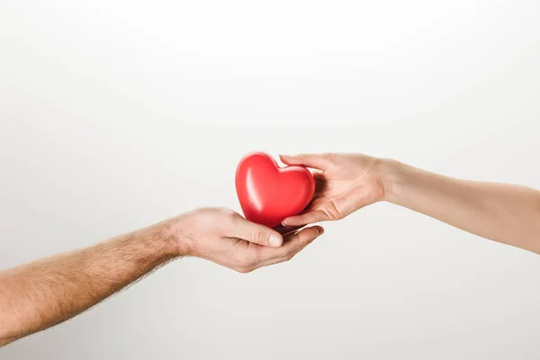 Vista ritagliata di uomo e donna in possesso di cuore giocattolo su sfondo grigio — Foto stock