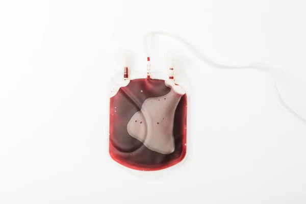 Vista superior del goteo con sangre aislada en blanco, concepto de donación de sangre - foto de stock