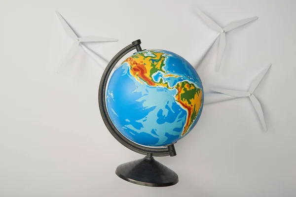 Земной шар с ветряной мельницы моделей на белом фоне — стоковое фото