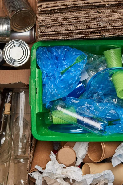 Blick von oben auf sortierten Plastik-, Papier-, Metall- und Glasmüll — Stockfoto