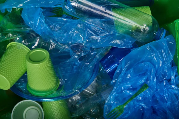 Cestino di bottiglia di plastica, stoviglie monouso e polietilene — Foto stock