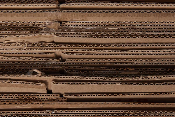 Gros plan de carton ondulé plié brun — Photo de stock