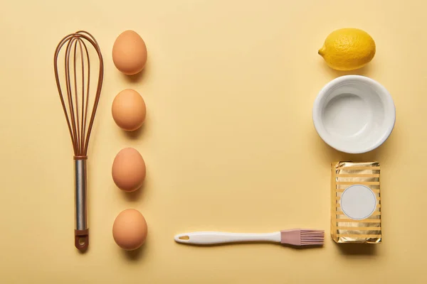 Плоский ліжко з кухонним посудом та інгредієнтами на жовтому фоні — стокове фото